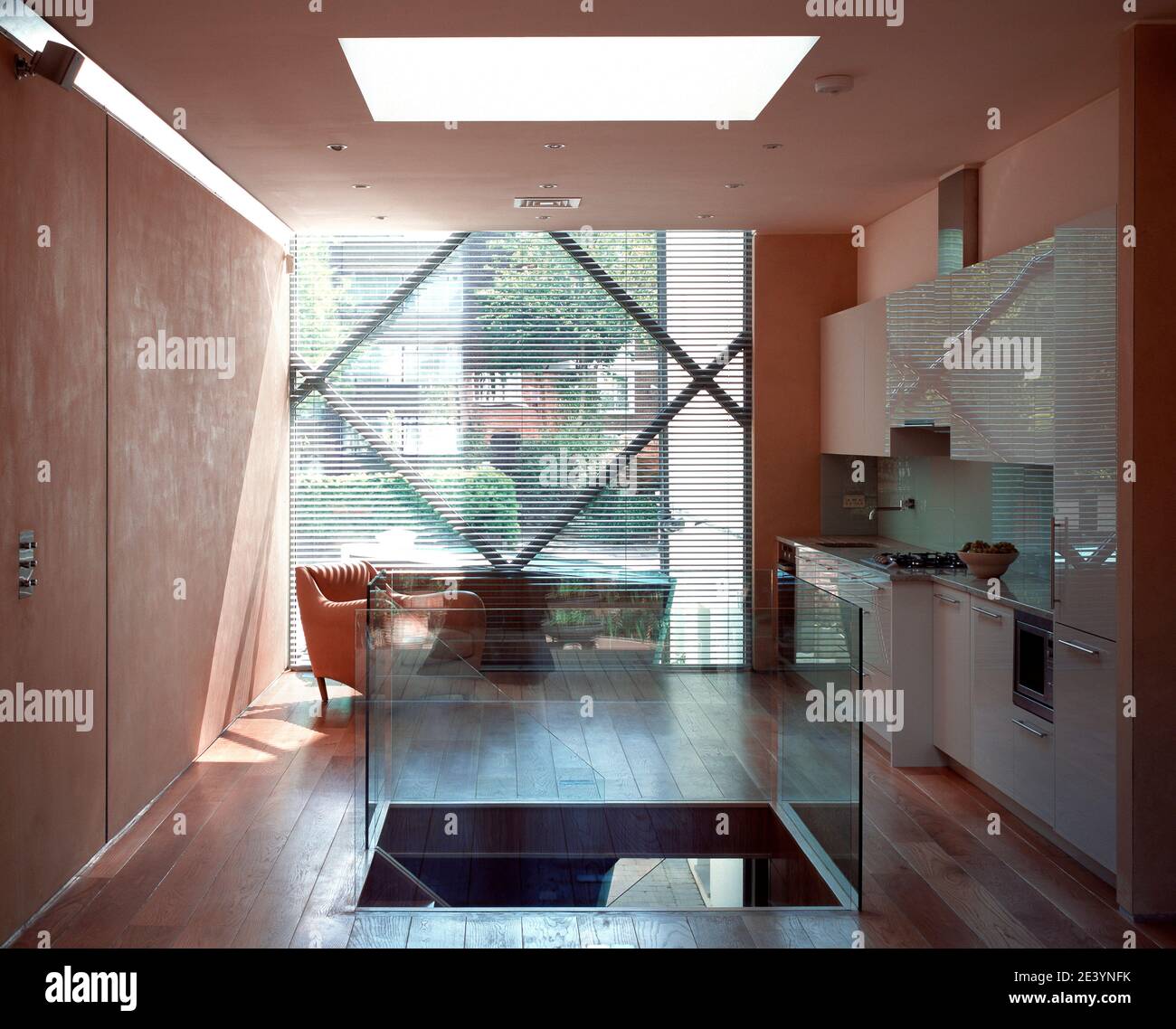 Fotografo: Nick Kane/arcaid.co.uk Arcaid Ref: 11405-60-1 Title: The Small House, Belsize Park, Londra. Architetto: Alex Good. Foto Stock