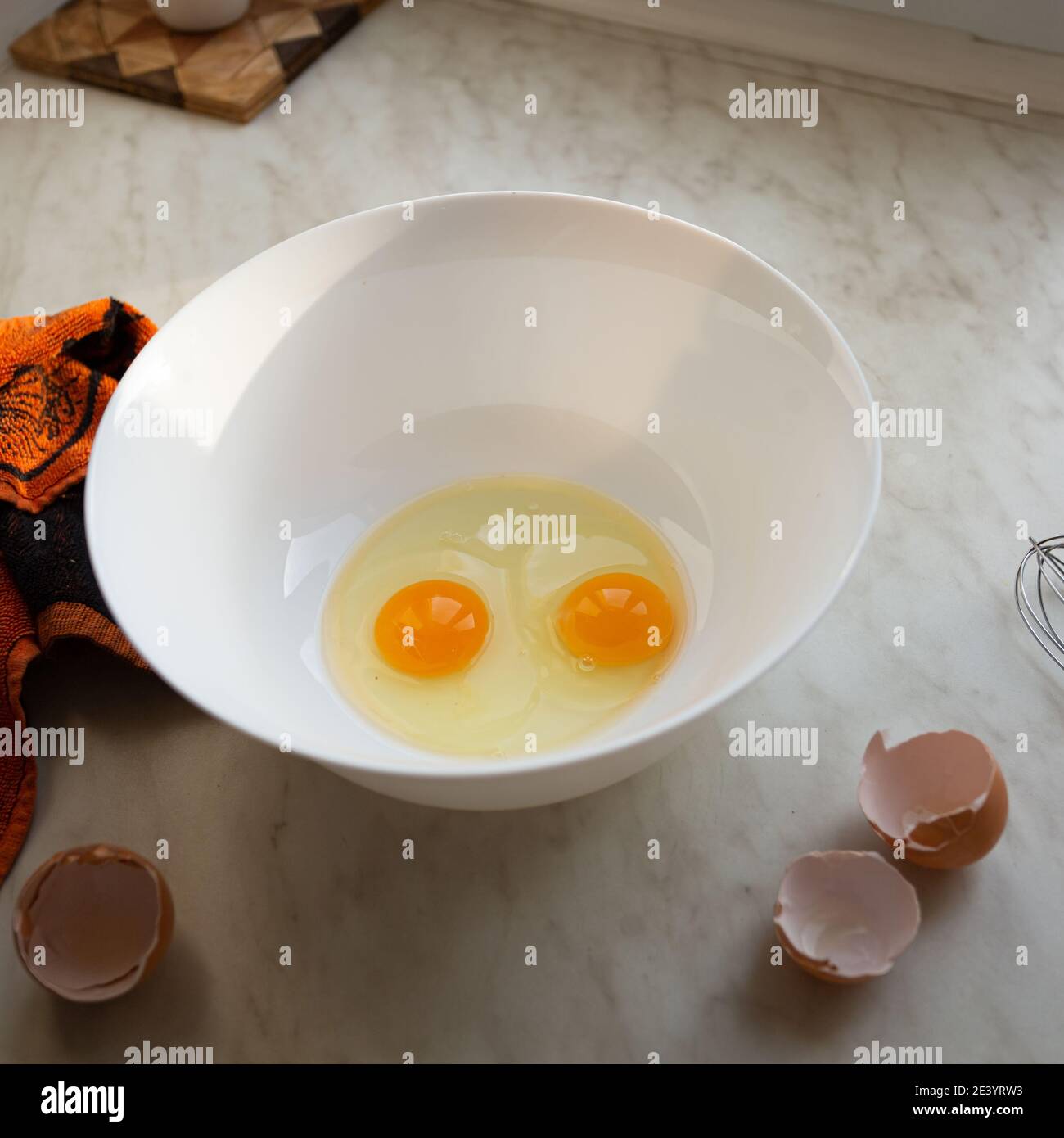 Uova grezze in una ciotola per fare una frittata o un impasto, primo piano Foto Stock