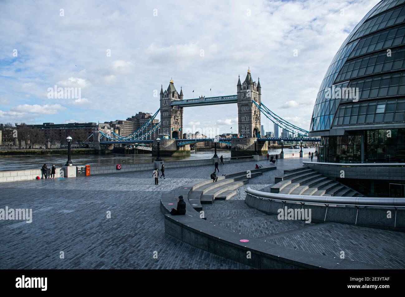 LONDRA, Regno Unito 21 gennaio 2021. Il lungofiume di Londra è tranquillo a pranzo, con poche persone che camminano per la terza settimana di Lockdown 3 nazionale. I casi di infezione da Covid-19 continuano ad aumentare con il permanere del Regno Unito in Lockdown e finora più di 4 milioni di persone hanno ricevuto la prima dose di vaccino COVID-19 nel Regno Unito nell'ambito di un programma di inoculazione con l'apertura di 10 nuovi centri di vaccinazione di massa. Credit: amer Ghazzal/Alamy Live News Foto Stock