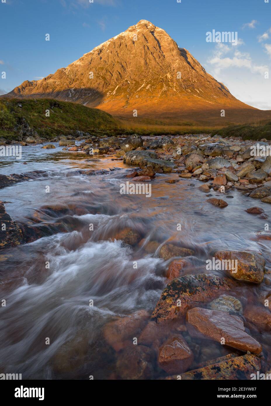 Tranquilla scena mattutina con splendida luce dorata su Buachaille Etive Mor a Glencoe, Highlands scozzesi. Foto Stock