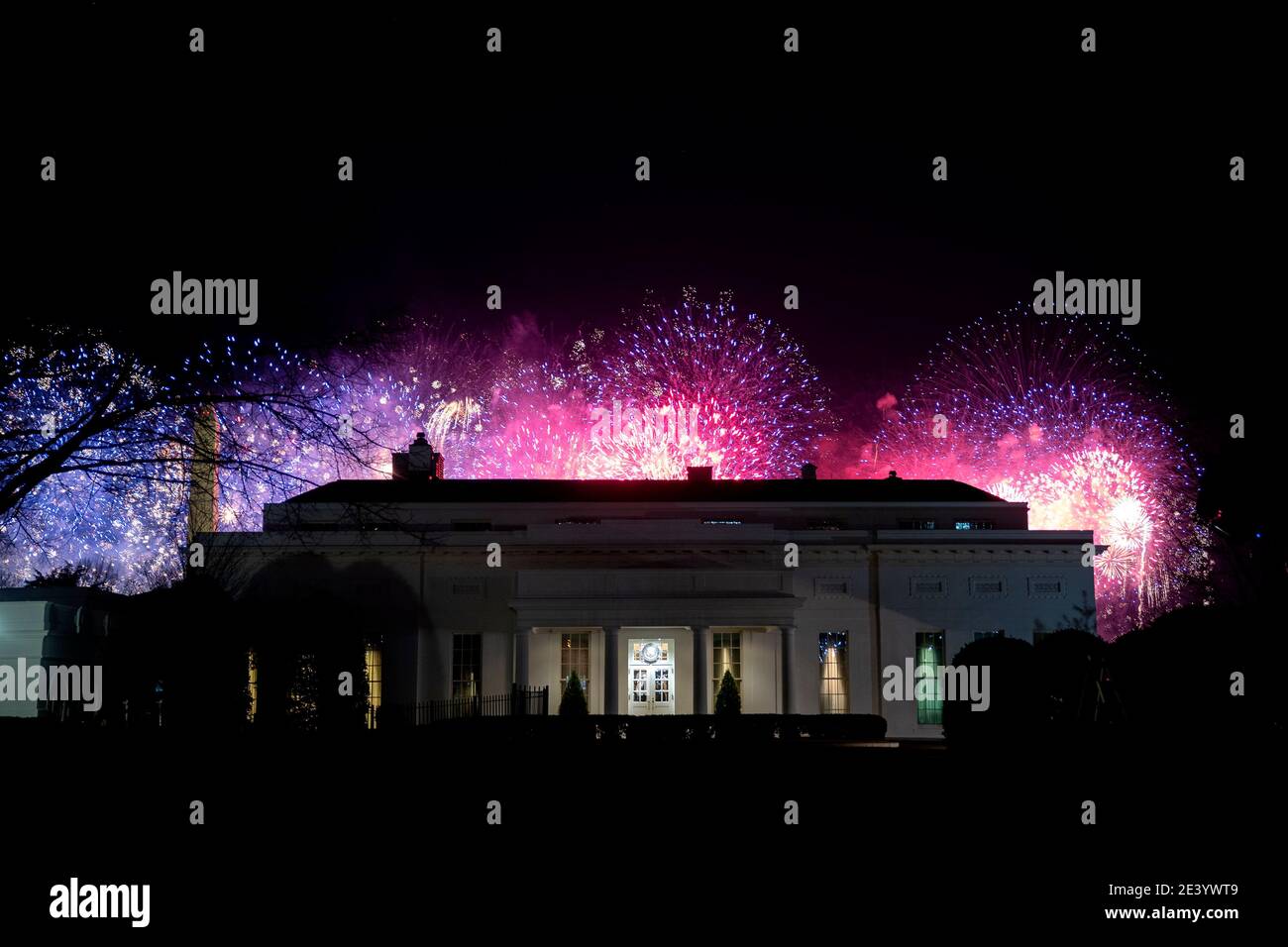 I fuochi d'artificio sono visti sopra l'ala ovest della Casa Bianca a Washington, DC, Stati Uniti, il mercoledì 20 gennaio 2021. Joe Biden ha iniziato la sua presidenza con un appello impellente per porre fine alla "guerra civile" delle Americhe e resettare il tono a Washington, offrendo un discorso inaugurale che non ha fornito una lista di obiettivi politici per affrontare invece gli evidenti divari politici della nazione come il principale ostacolo al progresso del paese. Credit: Stefani Reynolds/Pool via CNP /MediaPunch Foto Stock I fuochi d'artificio sono visti sopra l'ala ovest della Casa Bianca a Washington, DC, Stati Uniti, il mercoledì 20 gennaio 2021. Joe Biden ha iniziato la sua presidenza con un appello impellente per porre fine alla "guerra civile" delle Americhe e resettare il tono a Washington, offrendo un discorso inaugurale che non ha fornito una lista di obiettivi politici per affrontare invece gli evidenti divari politici della nazione come il principale ostacolo al progresso del paese. Credit: Stefani Reynolds/Pool via CNP /MediaPunch Foto Stock
