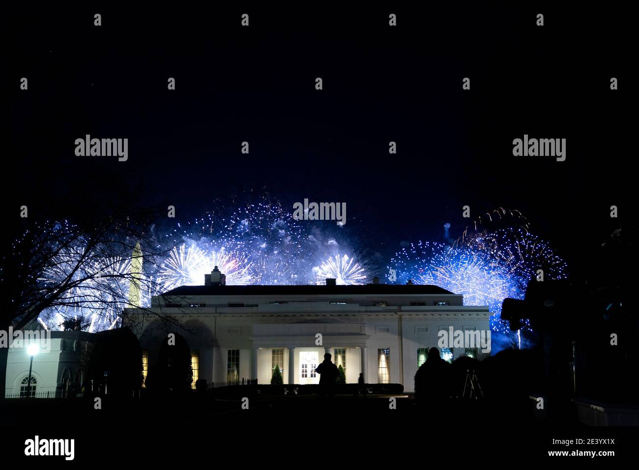 I fuochi d'artificio sono visti sopra l'ala ovest della Casa Bianca a Washington, DC, Stati Uniti, il mercoledì 20 gennaio 2021. Joe Biden ha iniziato la sua presidenza con un appello impellente per porre fine alla "guerra civile" delle Americhe e resettare il tono a Washington, offrendo un discorso inaugurale che non ha fornito una lista di obiettivi politici per affrontare invece gli evidenti divari politici della nazione come il principale ostacolo al progresso del paese. Credit: Stefani Reynolds/Pool via CNP /MediaPunch Foto Stock I fuochi d'artificio sono visti sopra l'ala ovest della Casa Bianca a Washington, DC, Stati Uniti, il mercoledì 20 gennaio 2021. Joe Biden ha iniziato la sua presidenza con un appello impellente per porre fine alla "guerra civile" delle Americhe e resettare il tono a Washington, offrendo un discorso inaugurale che non ha fornito una lista di obiettivi politici per affrontare invece gli evidenti divari politici della nazione come il principale ostacolo al progresso del paese. Credit: Stefani Reynolds/Pool via CNP /MediaPunch Foto Stock