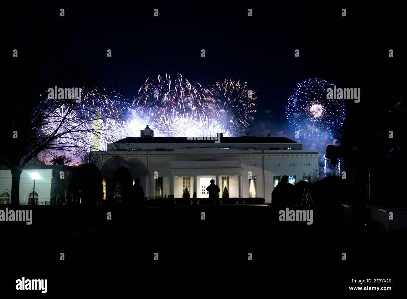 I fuochi d'artificio sono visti sopra l'ala ovest della Casa Bianca a Washington, DC, Stati Uniti, il mercoledì 20 gennaio 2021. Joe Biden ha iniziato la sua presidenza con un appello impellente per porre fine alla "guerra civile" delle Americhe e resettare il tono a Washington, offrendo un discorso inaugurale che non ha fornito una lista di obiettivi politici per affrontare invece gli evidenti divari politici della nazione come il principale ostacolo al progresso del paese. Credit: Stefani Reynolds/Pool via CNP /MediaPunch Foto Stock I fuochi d'artificio sono visti sopra l'ala ovest della Casa Bianca a Washington, DC, Stati Uniti, il mercoledì 20 gennaio 2021. Joe Biden ha iniziato la sua presidenza con un appello impellente per porre fine alla "guerra civile" delle Americhe e resettare il tono a Washington, offrendo un discorso inaugurale che non ha fornito una lista di obiettivi politici per affrontare invece gli evidenti divari politici della nazione come il principale ostacolo al progresso del paese. Credit: Stefani Reynolds/Pool via CNP /MediaPunch Foto Stock