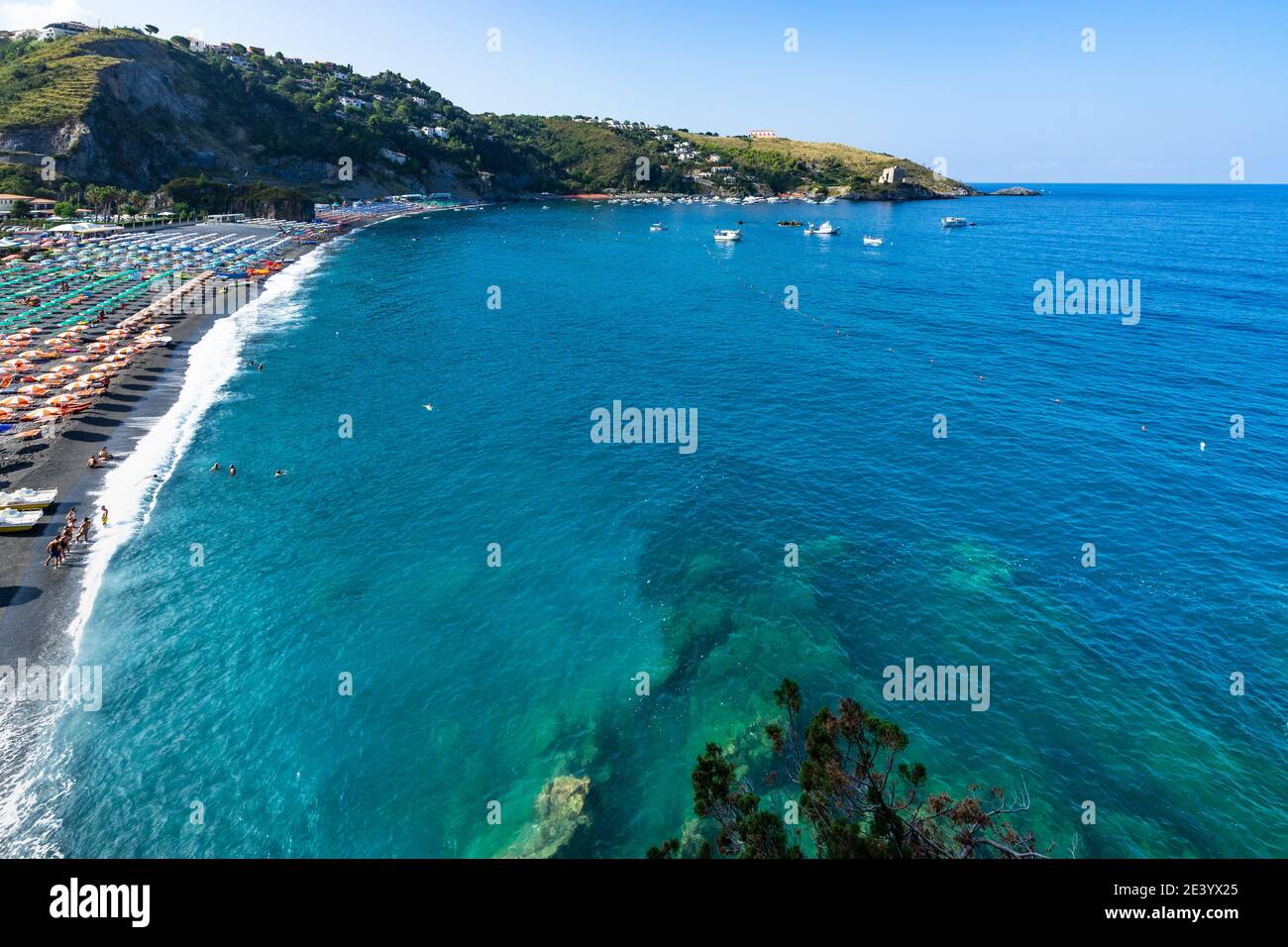 Limpido mare blu sulla spiaggia di Marinella a San Nicola Arcella, Calabria, Italia Foto Stock