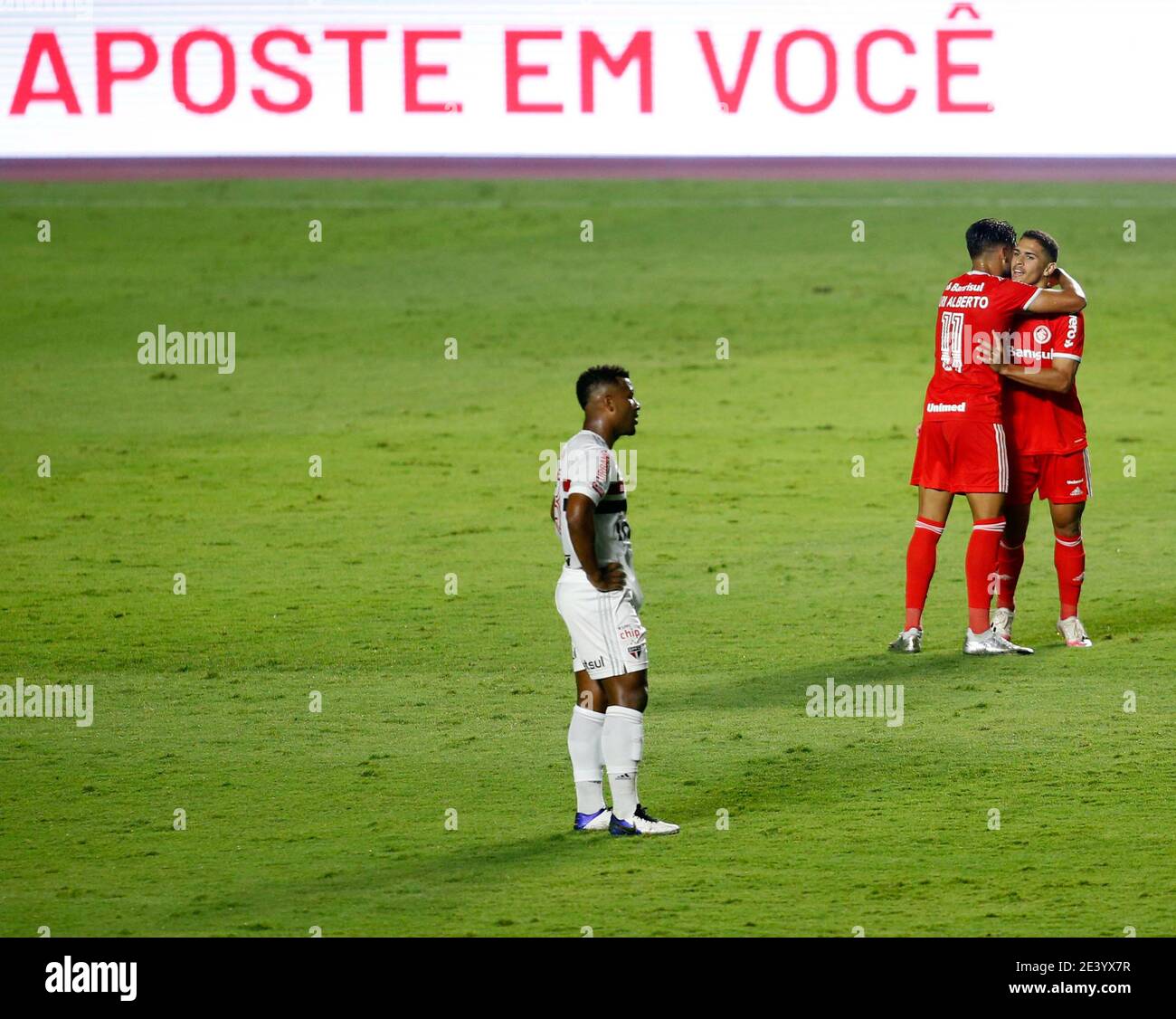 Durante il Campionato brasiliano (Campeonato Brasileiro Serie A) partita di calcio tra Sao Paulo e Internacional al Morumbi Stadium a Sao Paulo, Brasile Foto Stock