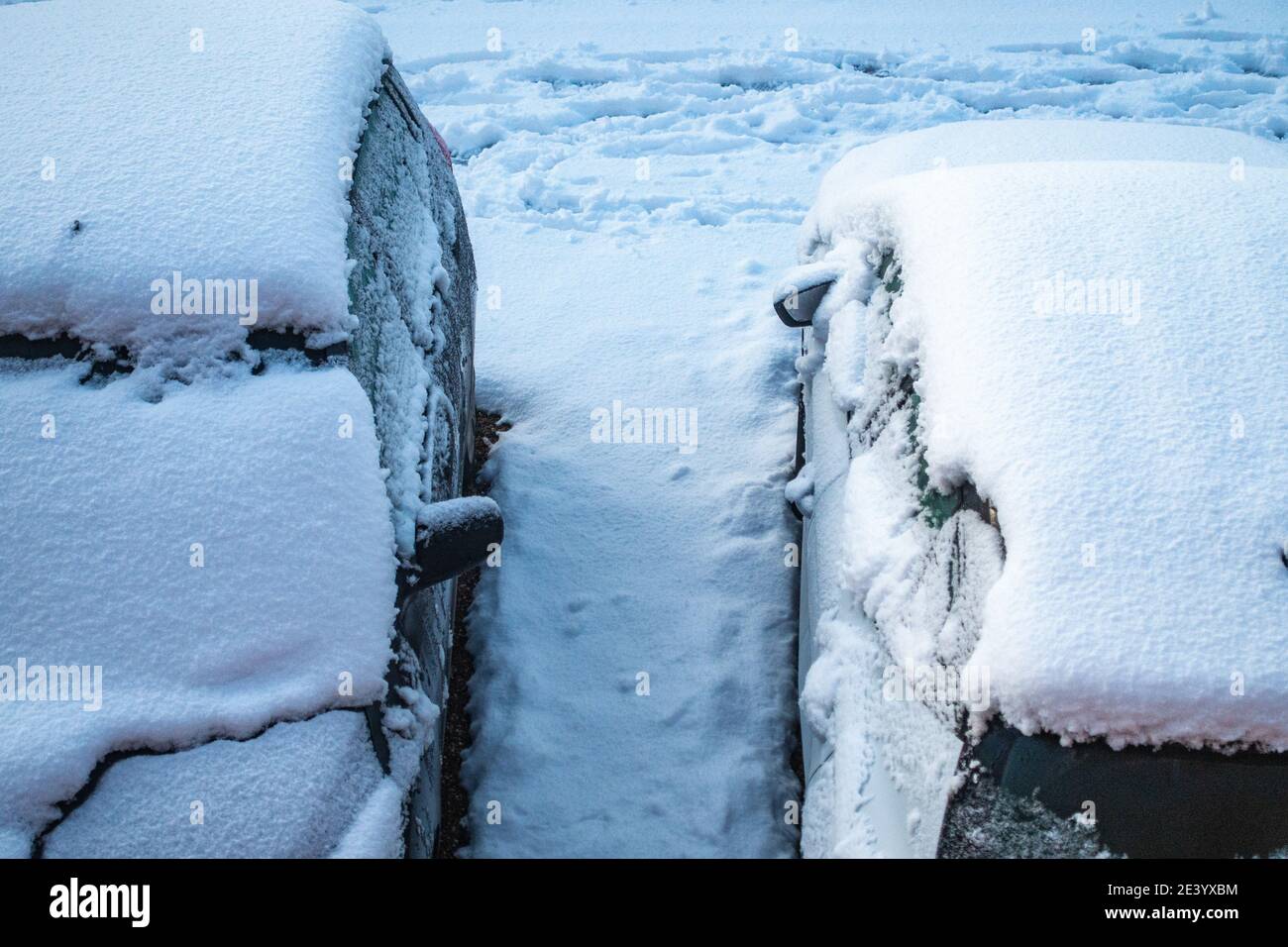 Vista dall'alto di due vetture coperte di neve fitta Foto Stock