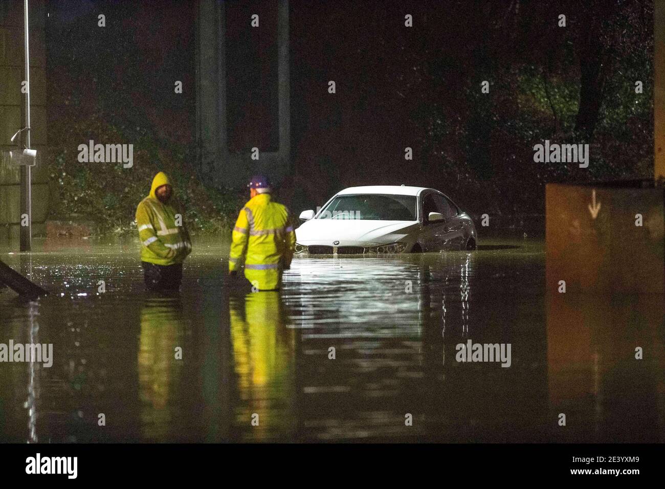 Teesport, Middlesbrough, Teesside, Regno Unito. Mercoledì 20 gennaio 2021: Le foto mostrano un'auto bloccata in un'alluvione sulla banchina di Tees che è l'ingresso a te Foto Stock