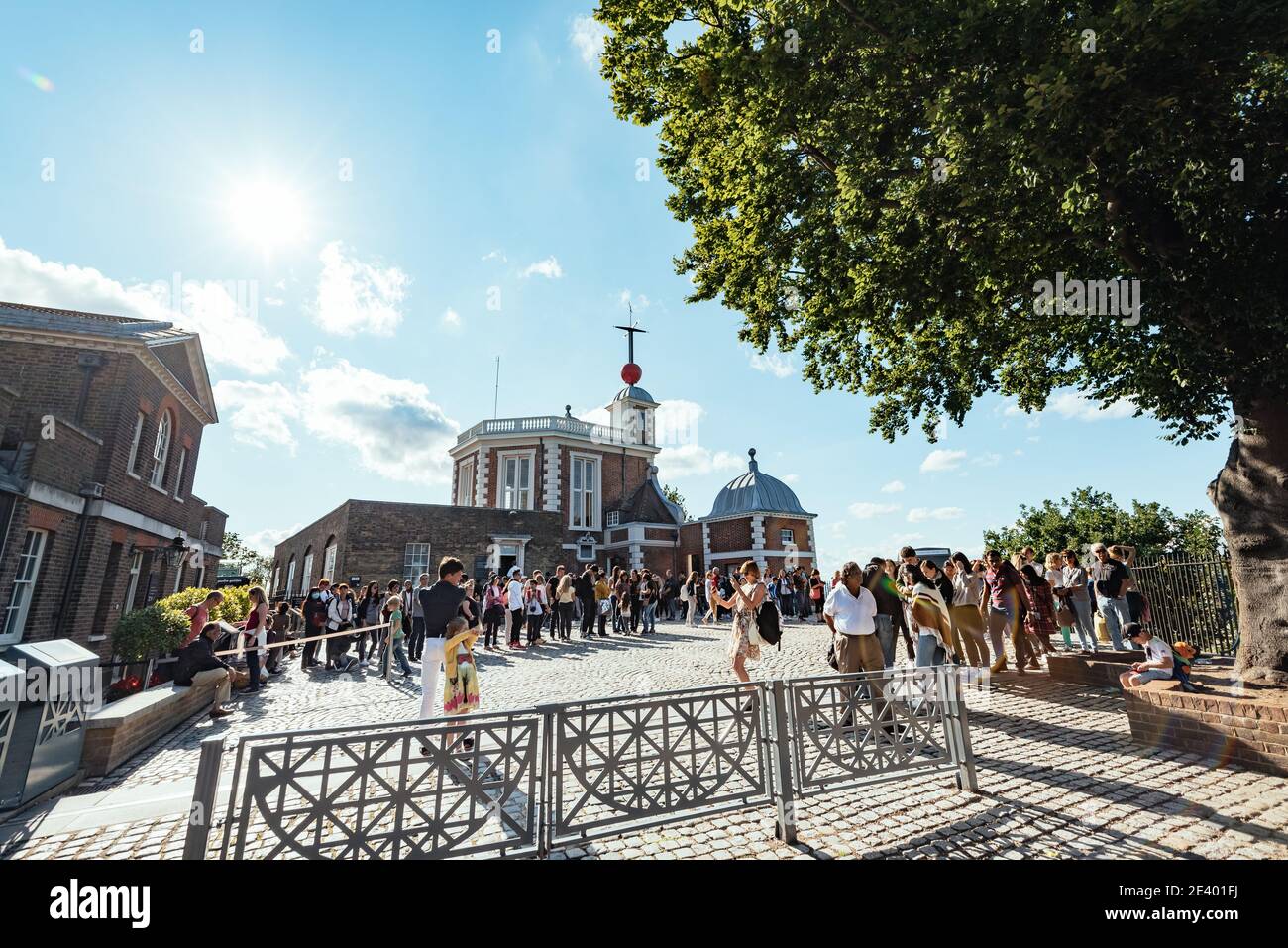La linea longitudinale del primo Meridian e la Flamsteed House, alias Royal Observatory, Greenwich Park, Greenwich, Londra, Inghilterra, Regno Unito Foto Stock