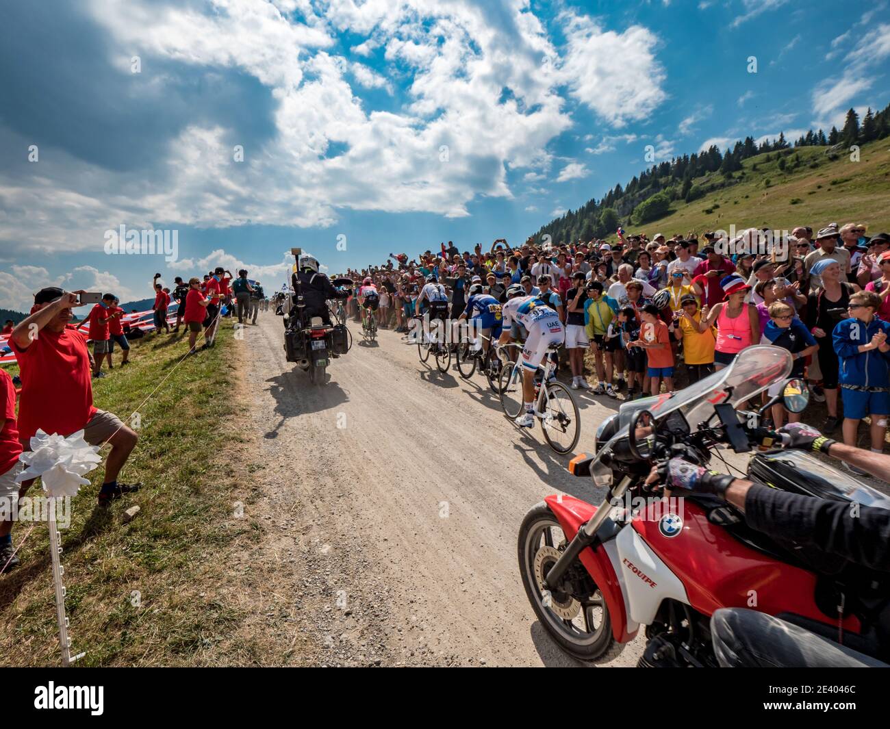 Dipartimento Haute-Savoie (alta Savoia), 2018/07/17: 10° tappa del Tour de France 2018. I ciclisti più importanti corrono oltre le strade rocciose del Glie Foto Stock