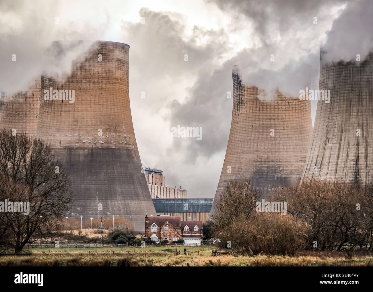 Camini della torre di raffreddamento della centrale elettrica a carbone con casa globale Azione di riscaldamento Nottinghamshire generatore elettrico fumo e vapore griglia nazionale Foto Stock
