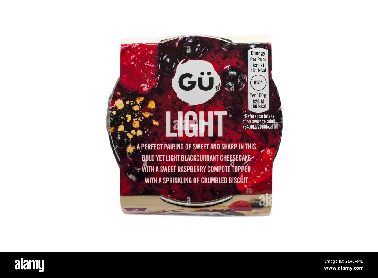 Confezione di gu ribes nero chiaro e lampone leggero cheesecake puds isolato su sfondo bianco Foto Stock