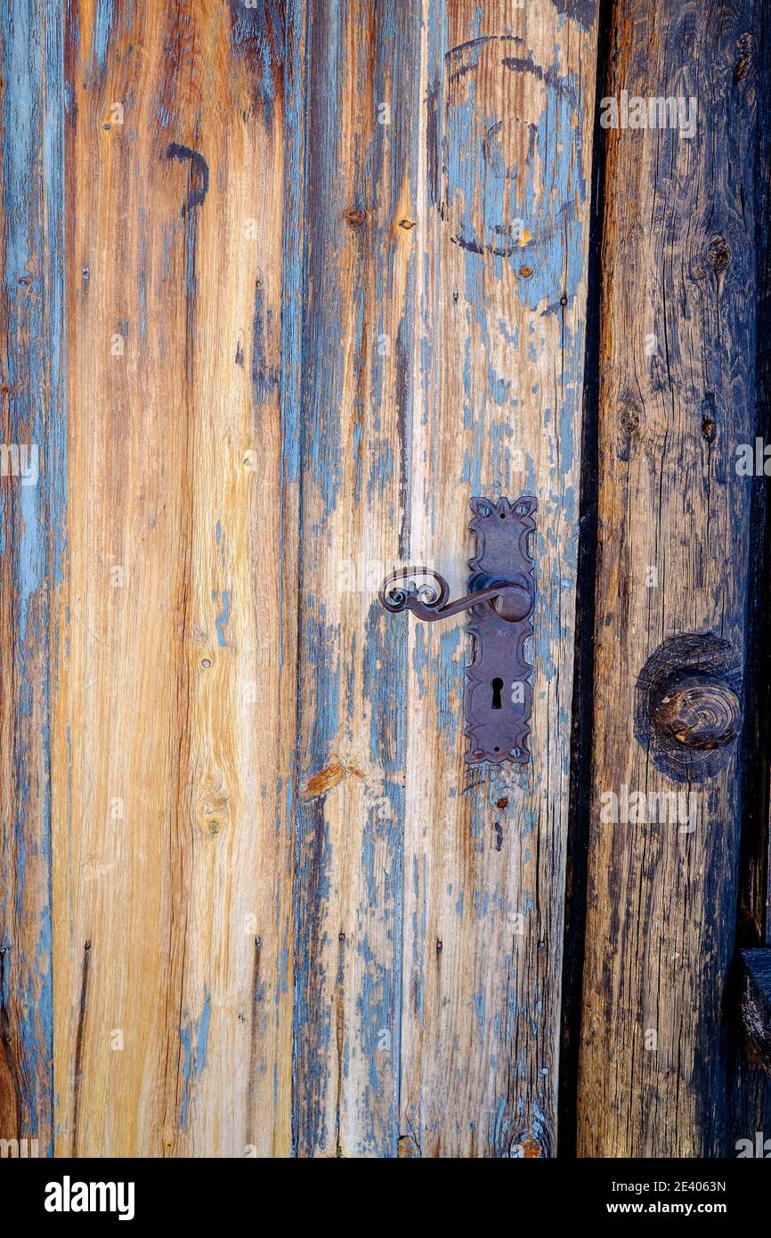 Vecchie porte su un fienile in legno scandinavo Foto Stock