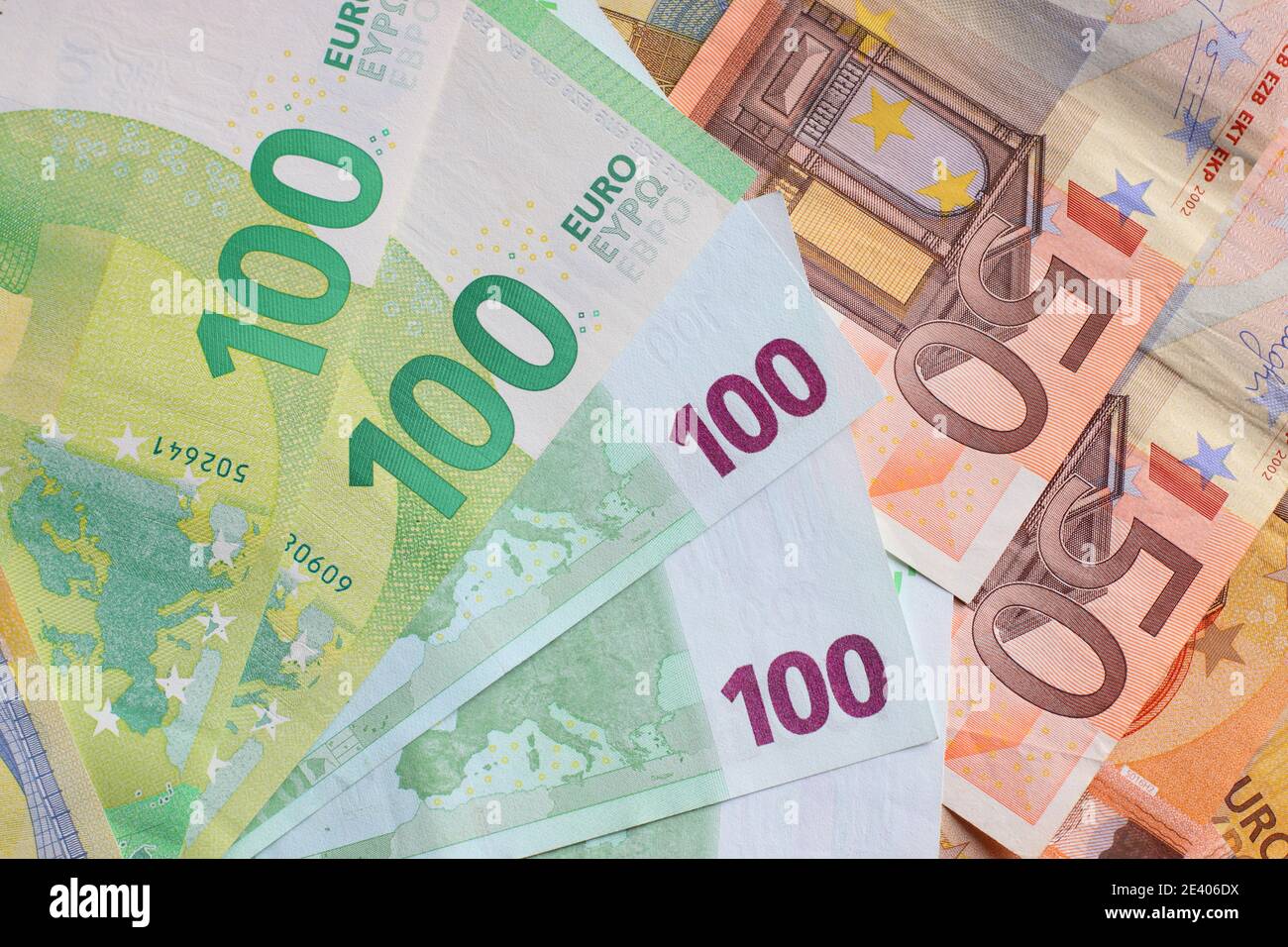 Banconote in euro sfondo. Carta europea carta moneta texture con 50 euro e 100 euro fatture. Foto Stock