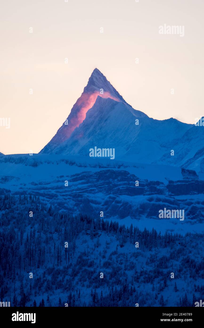 Picco di Finsteraarhorn con nuvole rosse all'alba Foto Stock