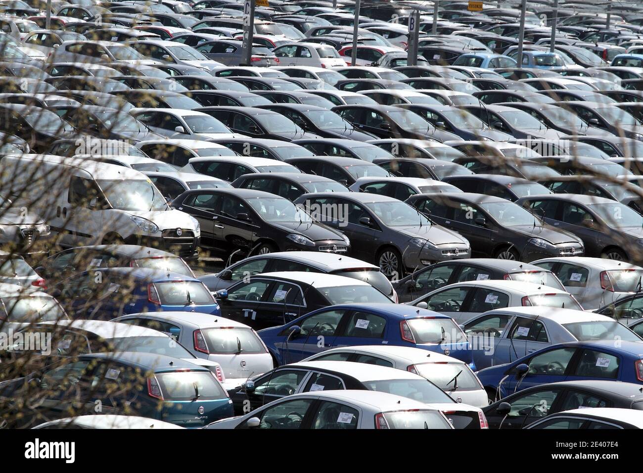 Cassino - Italia - 24 marzo 2013: Le Fiat Panda e le Alfa Romeo prodotti nello stabilizzatore di Cassino nel parcheggio auto-dice per essere distributiva Foto Stock