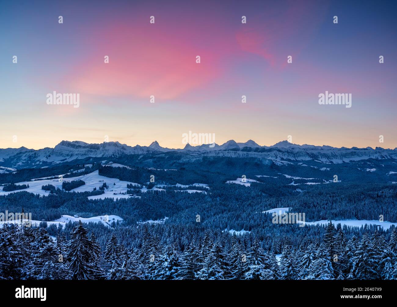 Dawn in Emmental con Berner Alpen come Schreckhorn, Finsteraarhorn e Eiger, Mönch e Jungfrau in lontananza Foto Stock