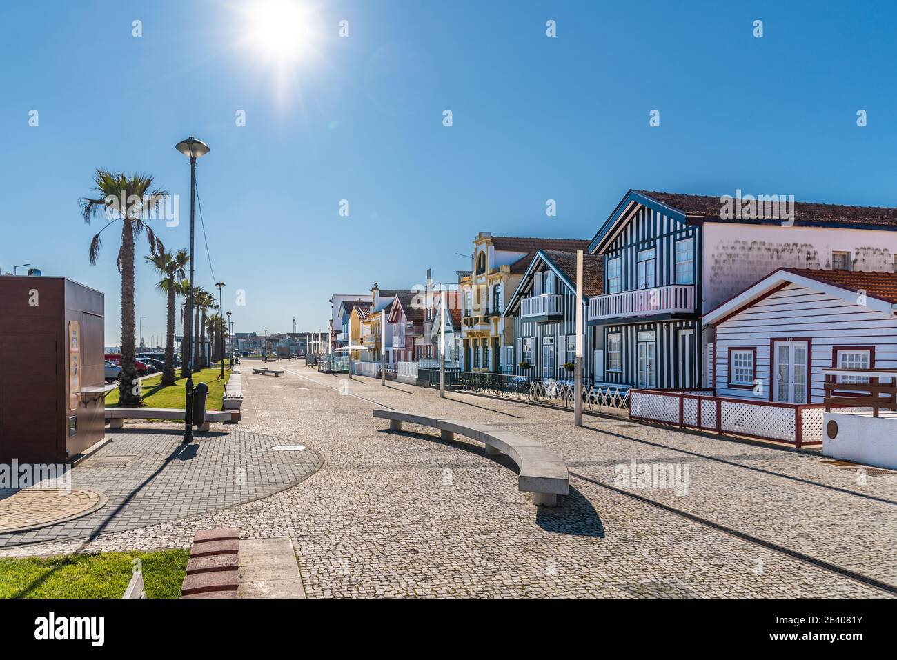 Immagine colorata strisce tipiche Case in Costa Nova, Aveiro, barra, Portogallo Foto Stock