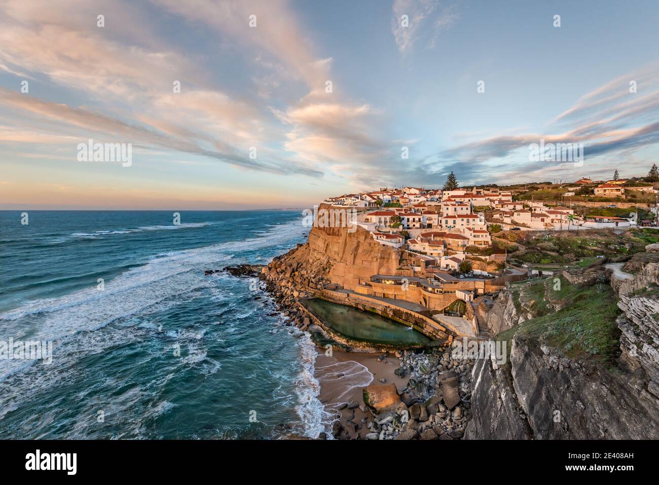 Azenhas do Mar bianco villaggio simbolo sulla scogliera e l'oceano Atlantico, Sintra, Lisbona, Portogallo, Europa, immagine a colori Foto Stock