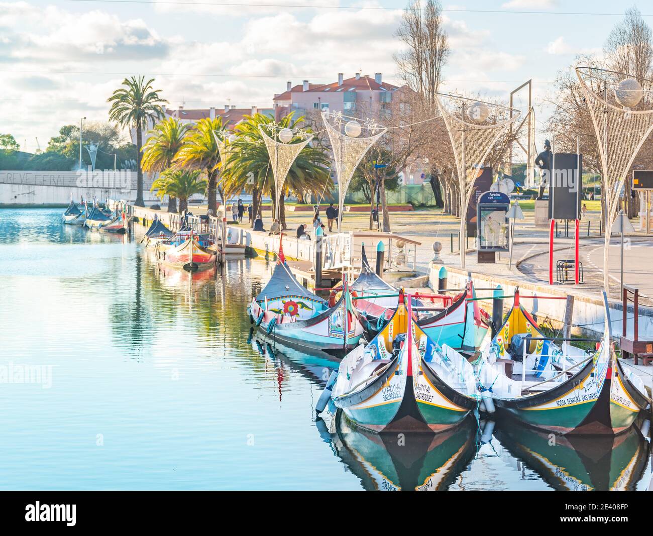 Immagine a colori del fiume con le barche Moliceiro sulla laguna Centro Regionat durante il giorno, nord, Aveiro, Portogallo Gennaio 2021 Foto Stock