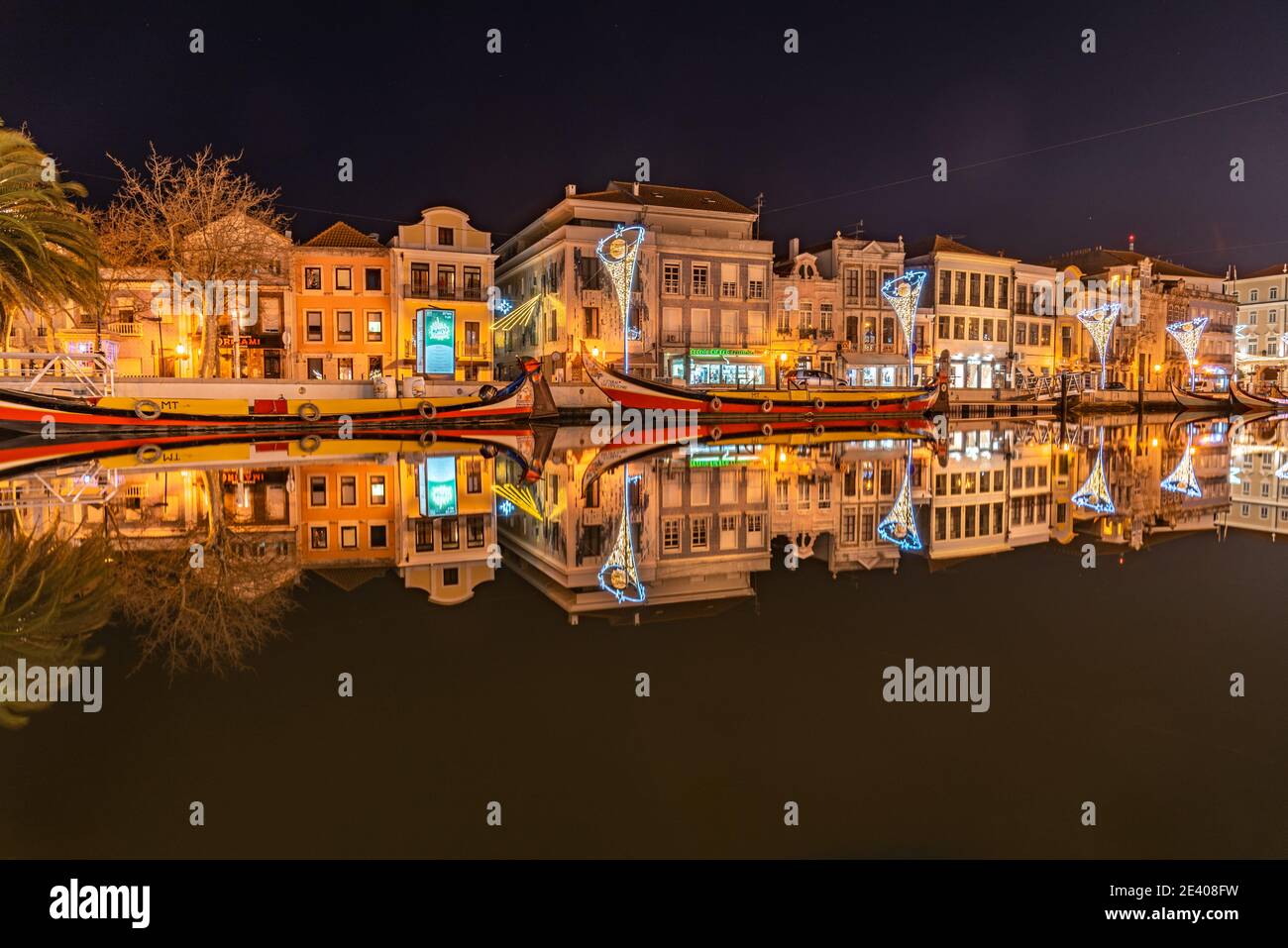 Immagine a colori del fiume con le barche Moliceiro sulla laguna di notte, nord, Aveiro, Portogallo Gennaio 2021 Foto Stock