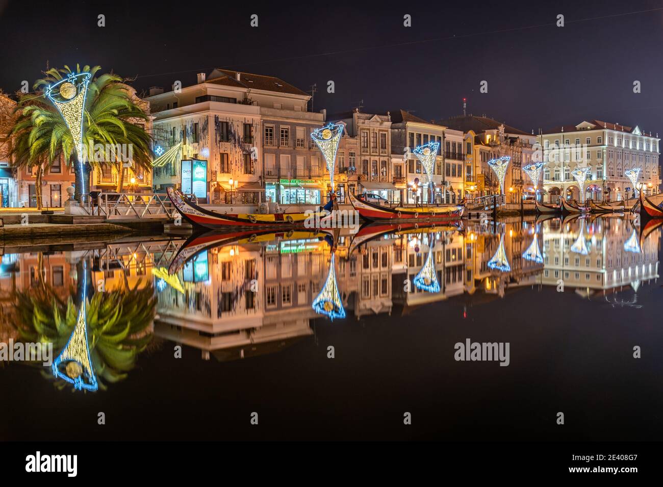 Immagine a colori del fiume con le barche Moliceiro sulla laguna di notte, nord, Aveiro, Portogallo Gennaio 2021 Foto Stock