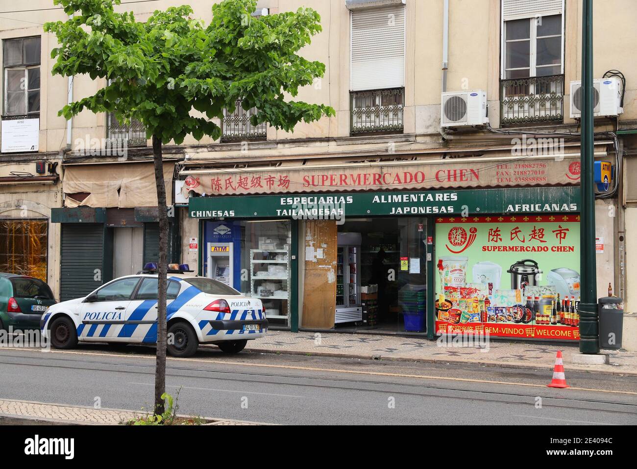 LISBONA, PORTOGALLO - 4 GIUGNO 2018: Negozio specializzato di alimentari etnici con cucina cinese, giapponese, tailandese e africana a Lisbona. Spesa annua dei consumatori in Foto Stock