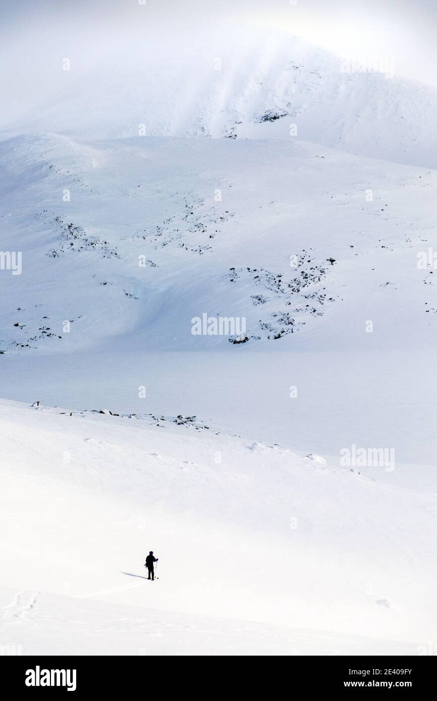 Scialpinismo nelle montagne invernali della Norvegia Foto Stock