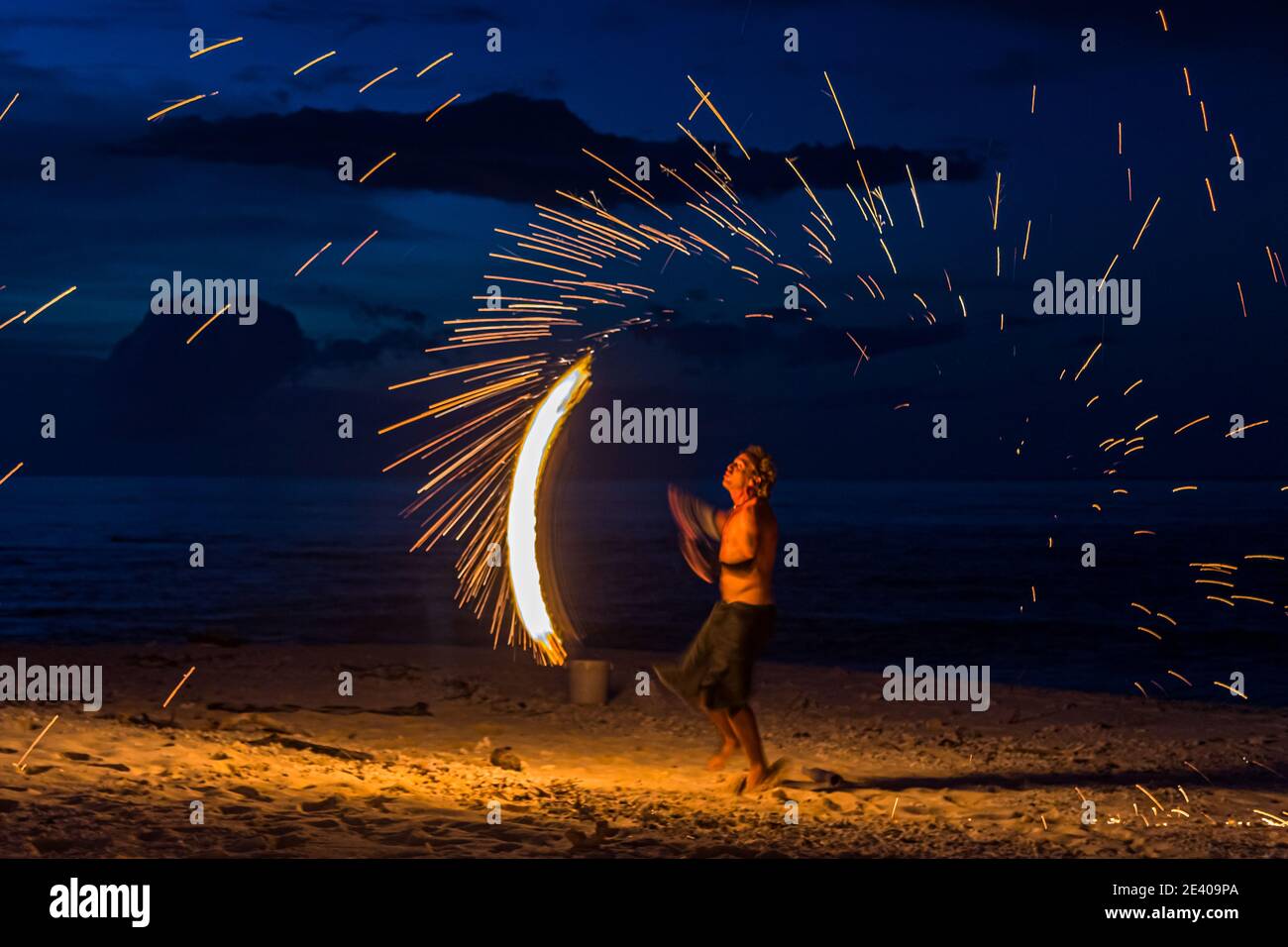 Spettacolo di fuoco su una spiaggia in Papua Nuova Guinea Foto Stock