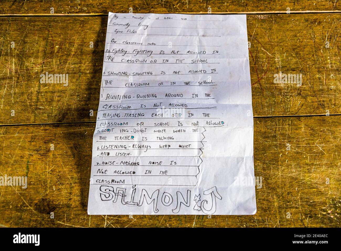 Le regole della scuola elementare scritte sul libro di esercizi sulle isole Deboyne, Papua Nuova Guinea Foto Stock