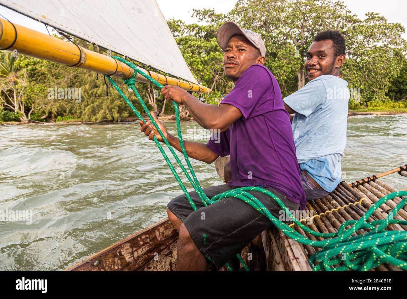 Vela in stile polinesiano su una Proa (barca a vela outrigger multi-scafo) nelle Isole Deboyne, Papua Nuova Guinea Foto Stock