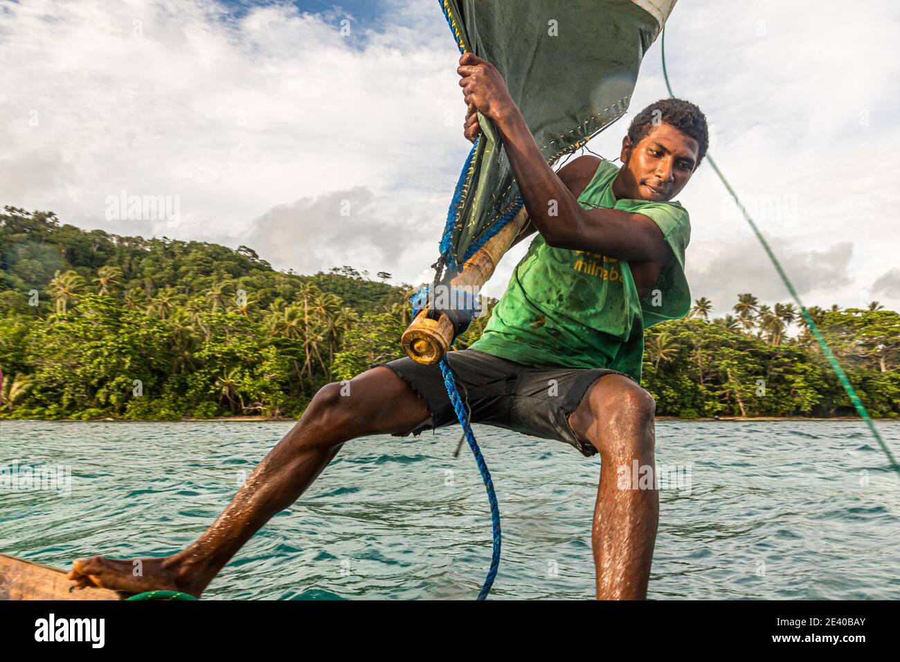 Vela in stile polinesiano su una Proa (barca a vela outrigger multi-scafo) nelle Isole Deboyne, Papua Nuova Guinea Foto Stock