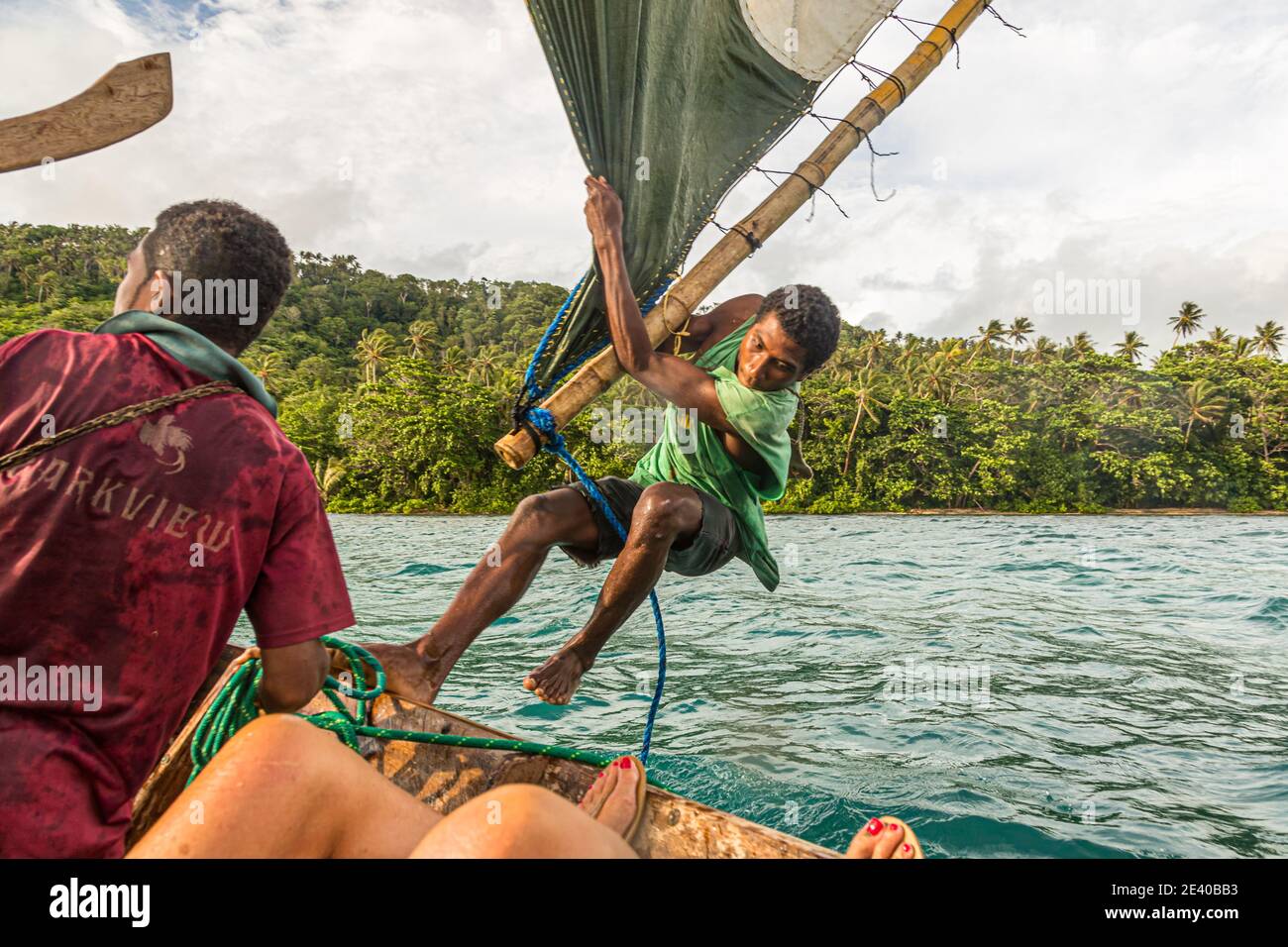 Vela in stile polinesiano su una Proa (barca a vela outrigger multi-scafo) nelle Isole Deboyne, Papua Nuova Guinea Foto Stock