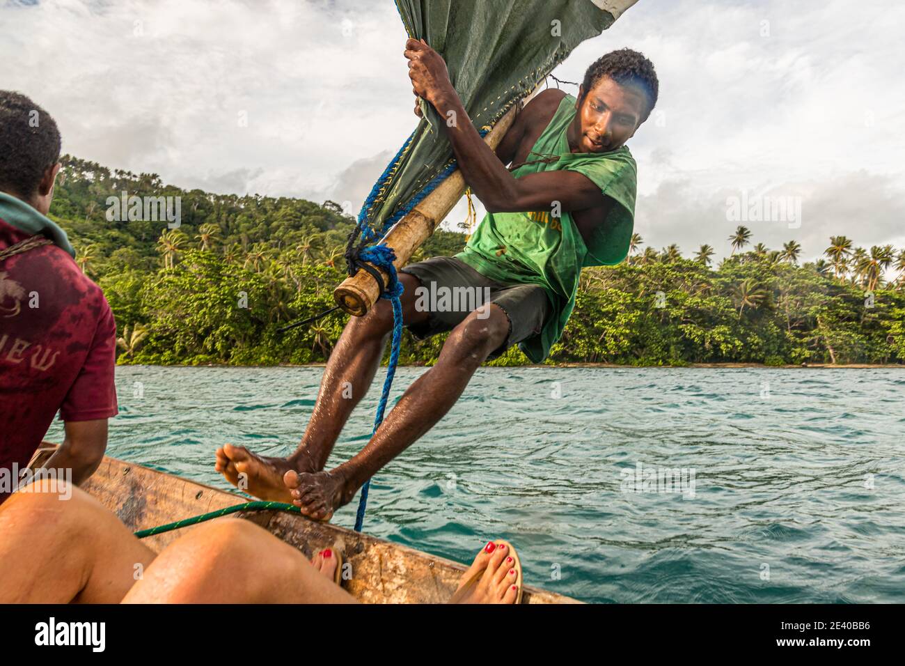 Vela in stile polinesiano su una Proa (barca a vela outrigger multi-scafo) nelle Isole Deboyne, Papua Nuova Guinea Foto Stock