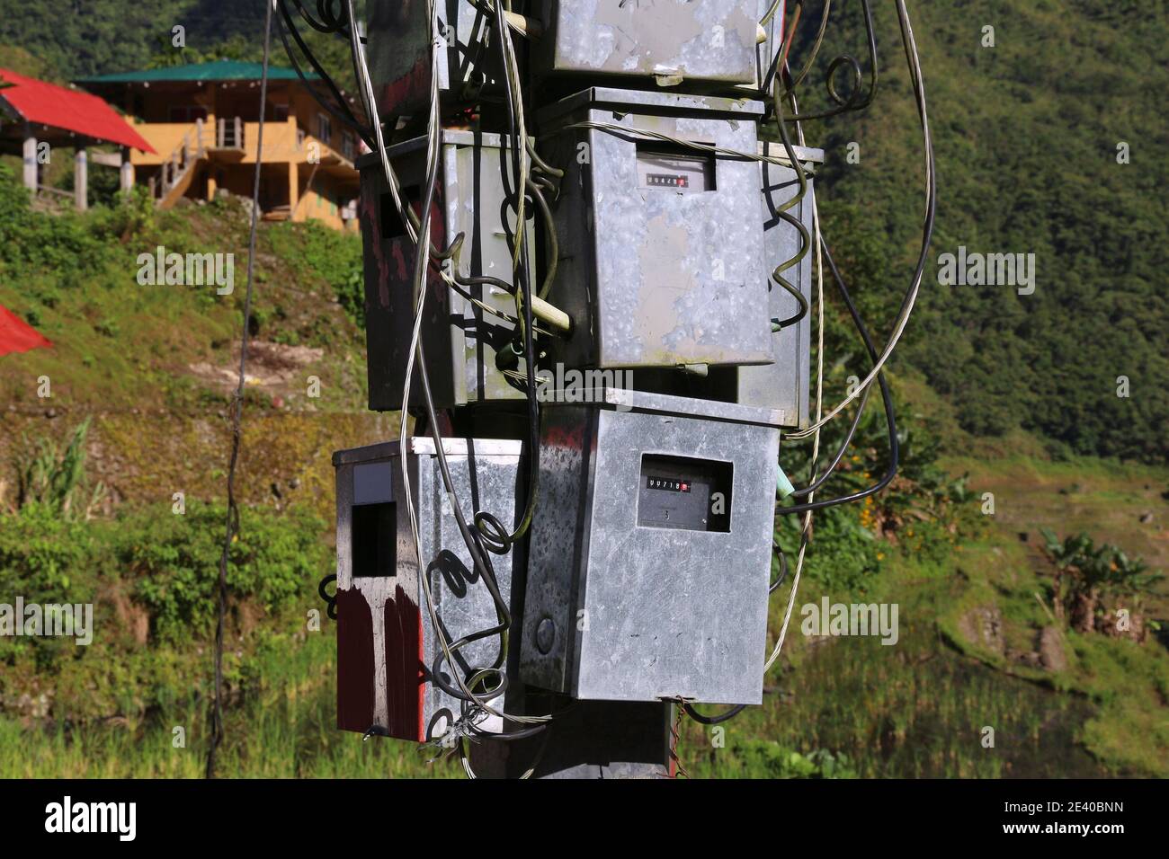 Scatole di contatore di potenza elettrica su un palo nelle Filippine rurali. Contatori di elettricità. Foto Stock