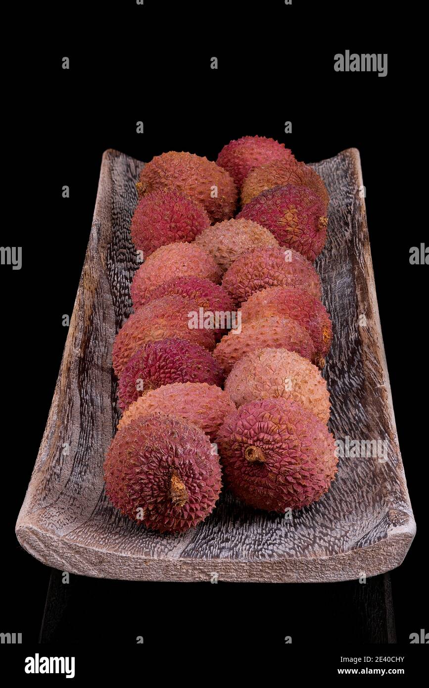 Frutta fresca e dolce di lichee su sfondo nero Foto Stock