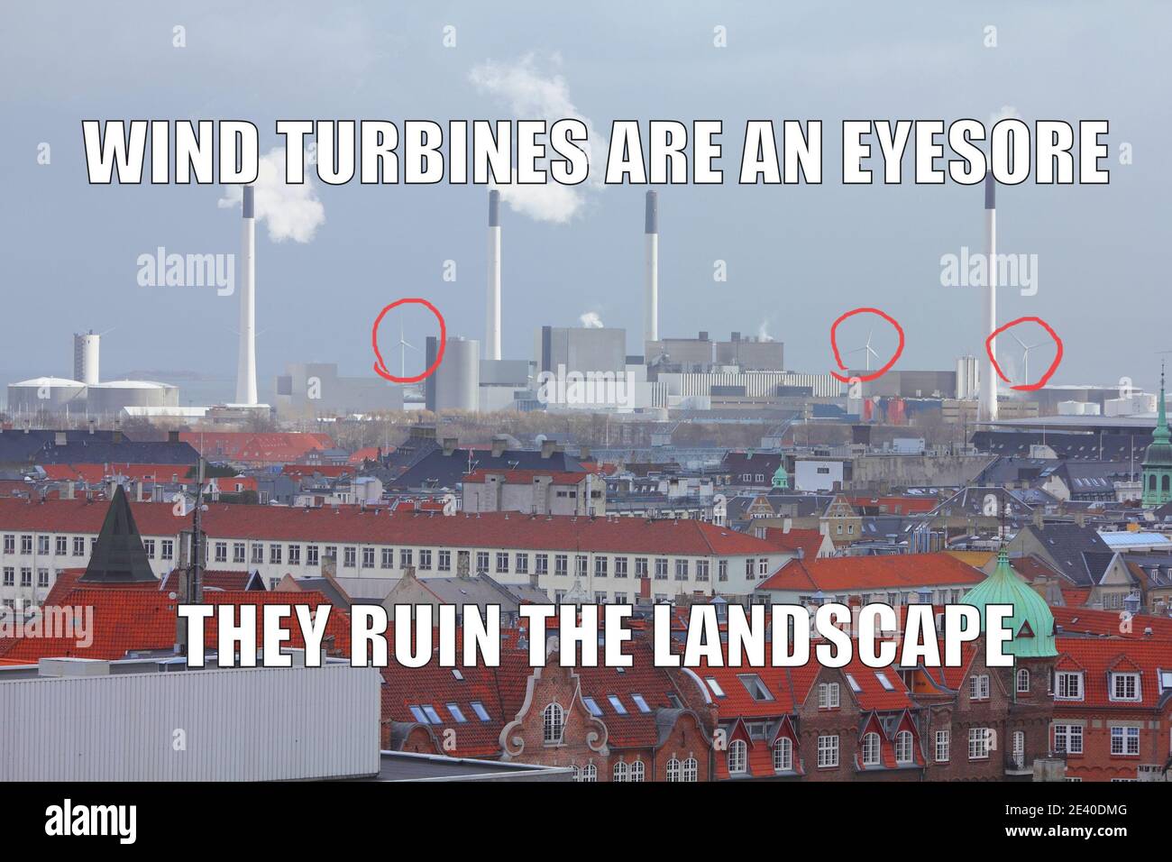 Wind Turbines divertente meme per la condivisione dei social media. Energia rinnovabile oppositori scherzo. Foto Stock