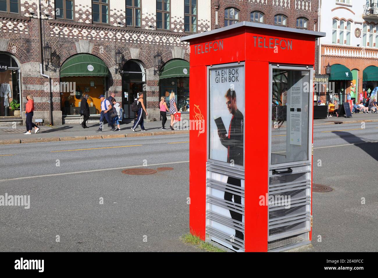 BERGEN, NORVEGIA - 23 LUGLIO 2020: Libreria gratuita per lo scambio di libri in una cabina telefonica di Bergen, Norvegia. È un sito patrimonio dell'umanità dell'UNESCO. Foto Stock