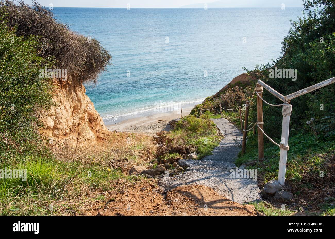 Incredibile spiaggia di Sarantari con vividi colori blu acqua e giallo Sabbia nell'isola di Creta Foto Stock