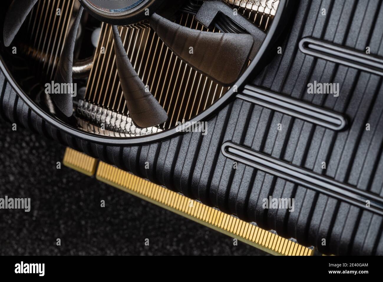Primo piano della ventola della scheda grafica e dell'interfaccia PCI e su sfondo scuro. Scheda grafica per giochi e attività minerarie. Moderno componente hardware per pc desktop. Foto Stock