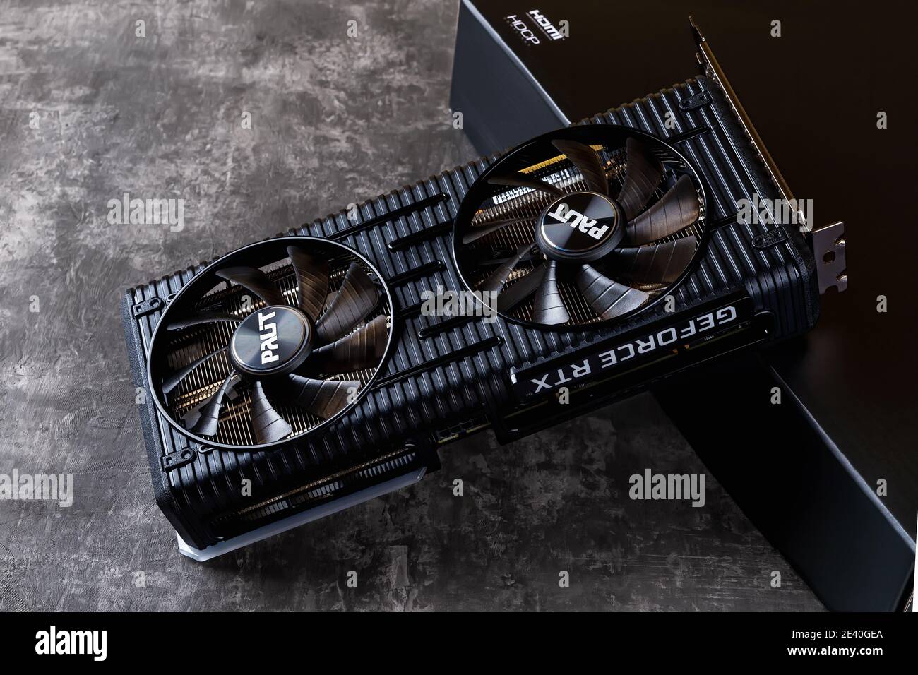 Varna, Bulgaria, 11 gennaio 2021. Scheda grafica Palit Nvidia GeForce RTX 3060 ti Dual OC per giochi e mining su sfondo scuro. PC moderno. Foto Stock