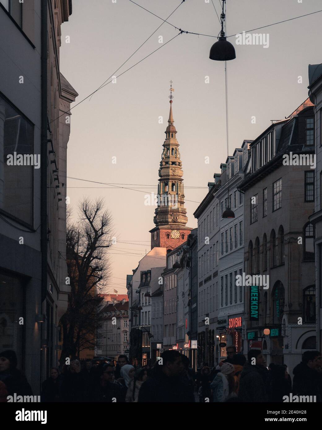 Copenaghen, Danimarca - 31 dicembre 2019: Folle di persone nella strada pedonale del centro di Copenhagen, la vigilia di Capodanno Foto Stock