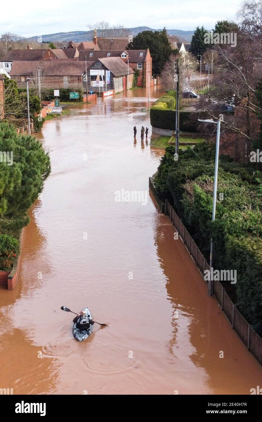 Hereford, Herefordshire, Regno Unito. 21 gennaio 2021. Le inondazioni hanno colpito parti di Hereford oggi dopo la tempesta Christoph ha portato forti piogge nella regione. Il fiume Wye ha fatto scoppiare le sue rive inondando completamente Home Lacy Road con solo un kayak in grado di negoziare la strada che ha trasformato il fiume. Fig. Per credito: Interrompi stampa Media/Alamy Live News Foto Stock