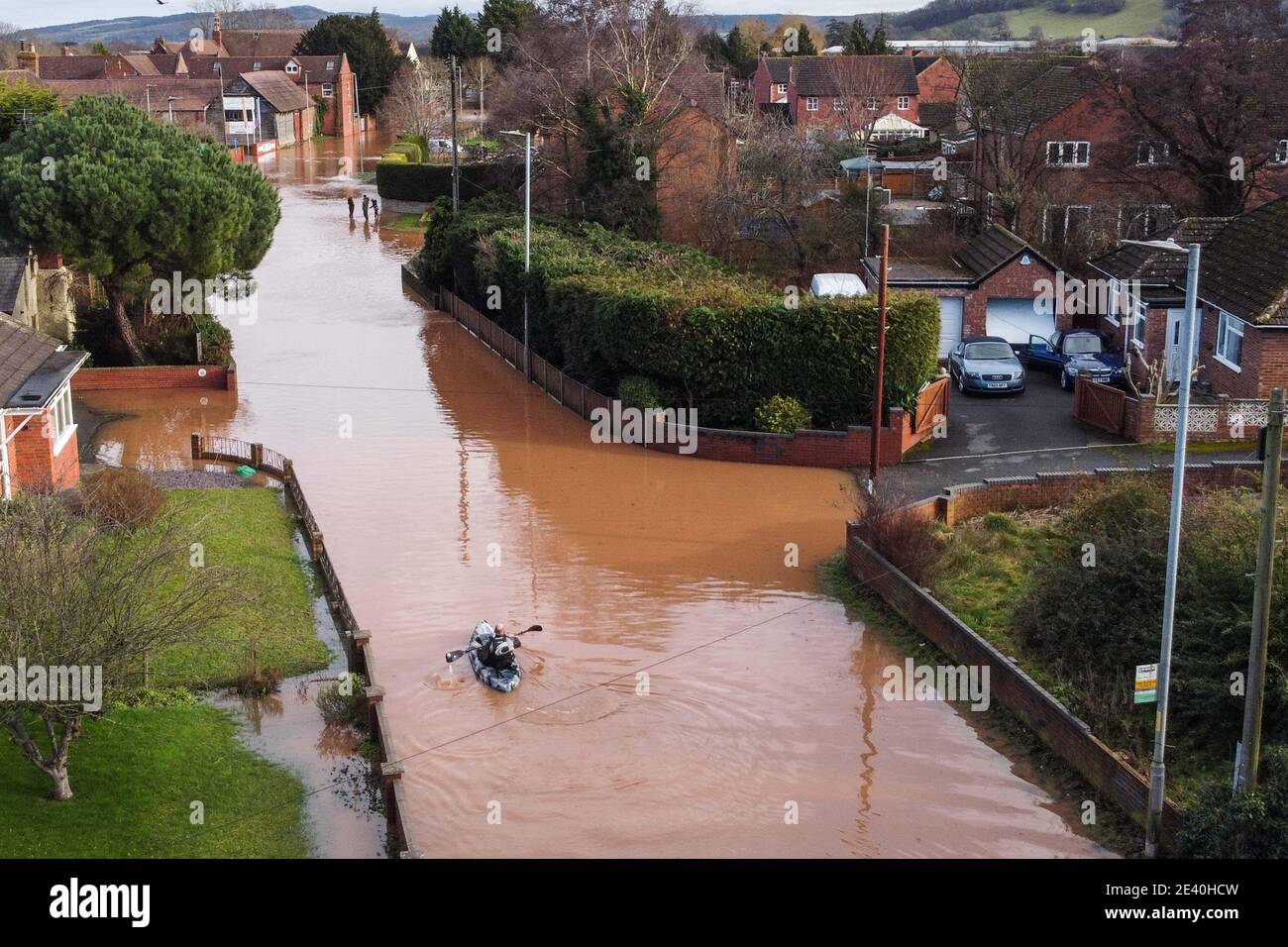 Hereford, Herefordshire, Regno Unito. 21 gennaio 2021. Le inondazioni hanno colpito parti di Hereford oggi dopo la tempesta Christoph ha portato forti piogge nella regione. Il fiume Wye ha fatto scoppiare le sue rive inondando completamente Home Lacy Road con solo un kayak in grado di negoziare la strada che ha trasformato il fiume. Fig. Per credito: Interrompi stampa Media/Alamy Live News Foto Stock