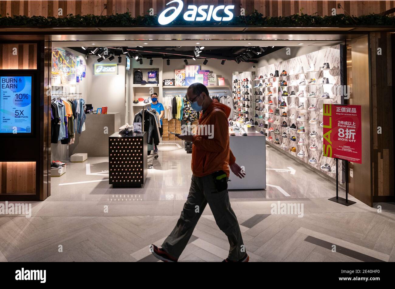 Multinazionale giapponese di attrezzature sportive marchio Asics negozio  visto a Hong Kong Foto stock - Alamy