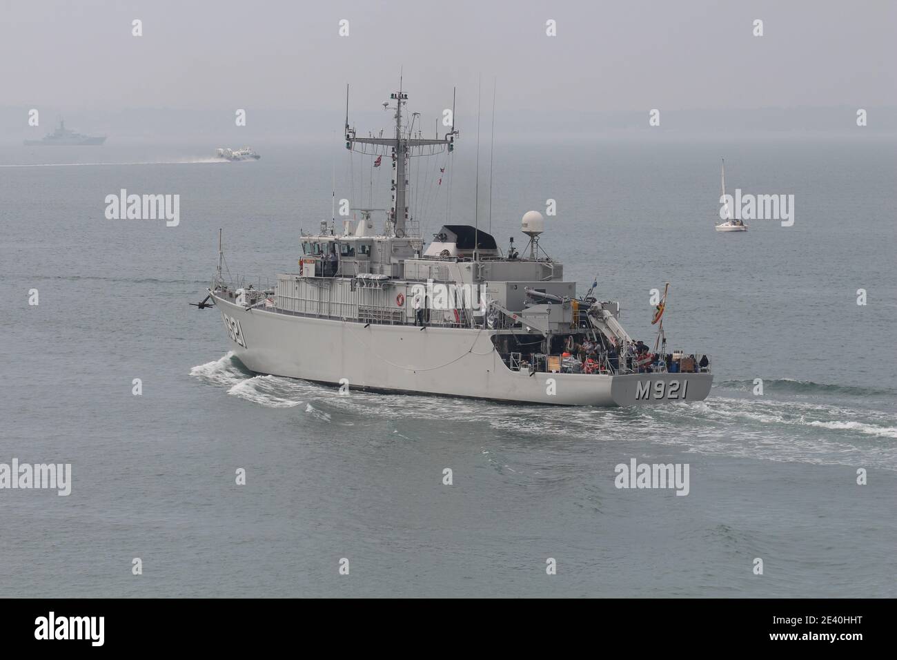 Il minehunter della Marina belga BNS LOBELIA si dirige verso il Solent. La nave ha trascorso 4 giorni alla base navale Foto Stock