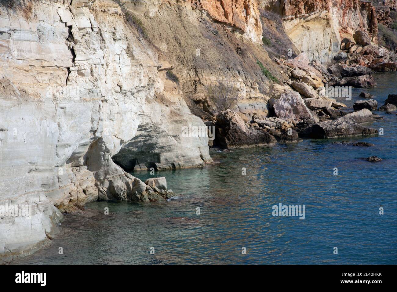 Vista sulle scogliere e alcune grotte su Capo Sarandaris nell'isola di Creta, Grecia Foto Stock