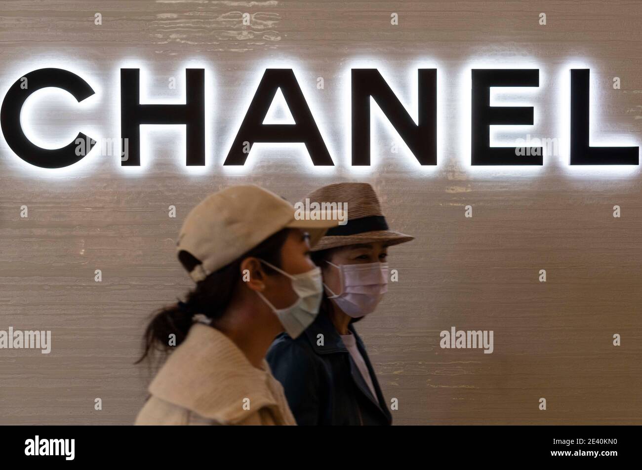 Hong Kong, Cina. 16 gennaio 2021. I pedoni passano davanti al negozio e logo Chanel, una multinazionale francese di abbigliamento e prodotti di bellezza, a Hong Kong. Credit: Budrul Chukrut/SOPA Images/ZUMA Wire/Alamy Live News Foto Stock