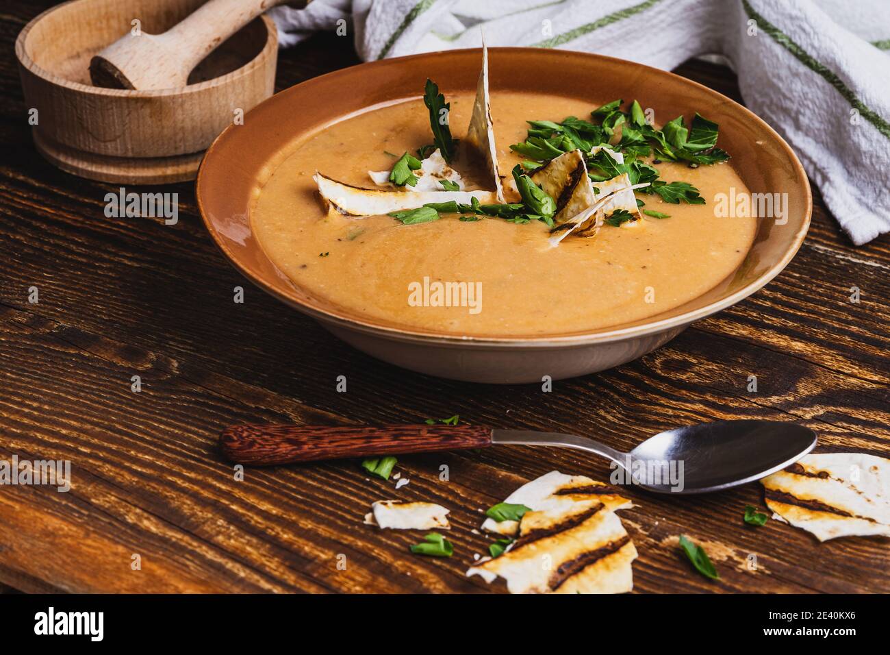 Ciotola di zuppa di verdure, pane pita, sano pasto vegano su rustico tavolo di legno Foto Stock