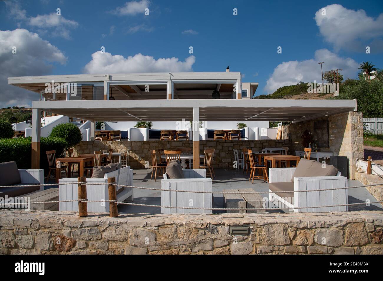 Hersonissos, Creta, Grecia - 24 ottobre 2020. Splendido ristorante con posti a sedere rilassanti e splendida vista Foto Stock