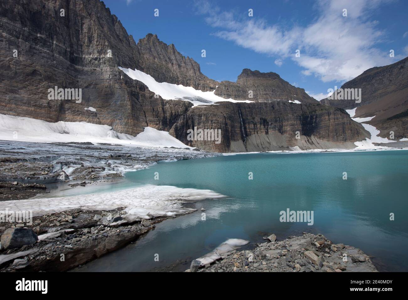 tarn glaciale e ghiaccio sotto la parete di testa. Lago Grinnell superiore, Glacier National Park, Montana Foto Stock